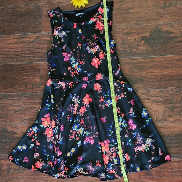 EXPRESS FLORAL DRESS 👗 ✨️ - Picture 5 of 7